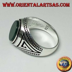 Bague en argent avec agate verte ovale plate avec une tresse sur les bords de la bague