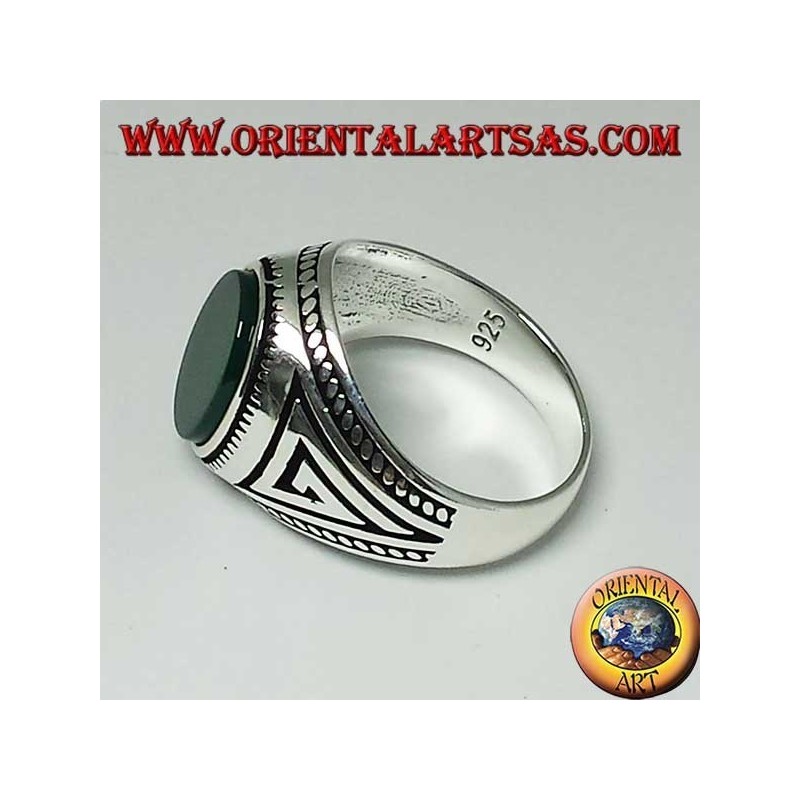 Anello in argento con agata verde ovale piatta con treccia ai bordi