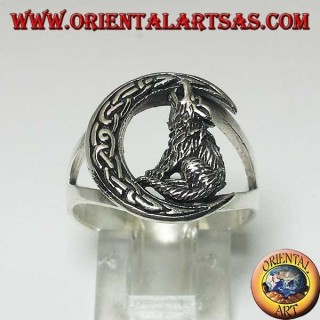Anillo de lobo plateado aullando a la media luna con un nudo celta