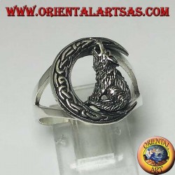 Anillo de lobo plateado aullando a la media luna con un nudo celta