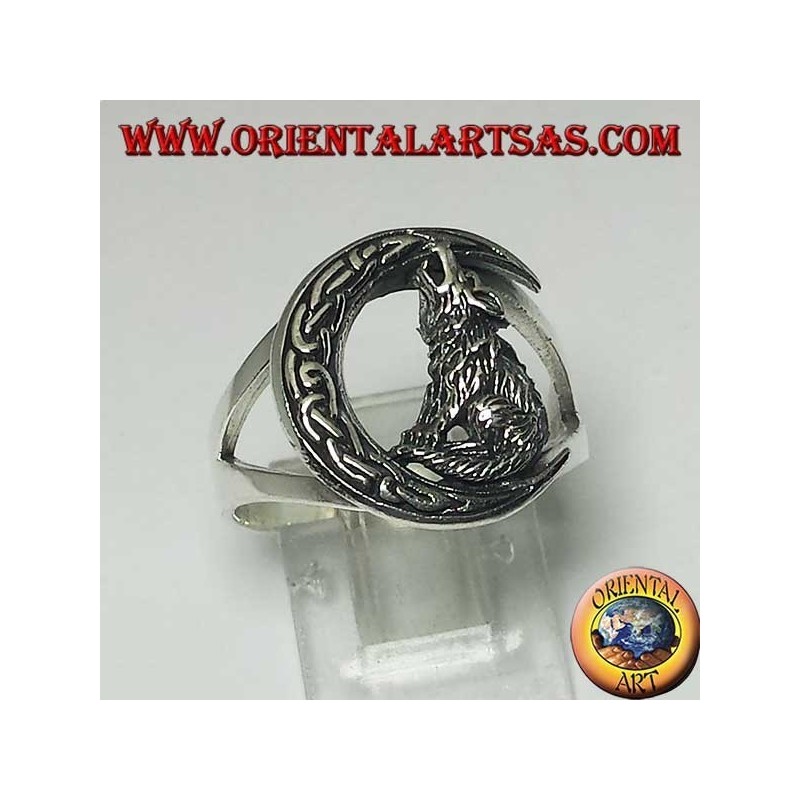 Anillo de lobo plateado aullando a la media luna con un nudo celta