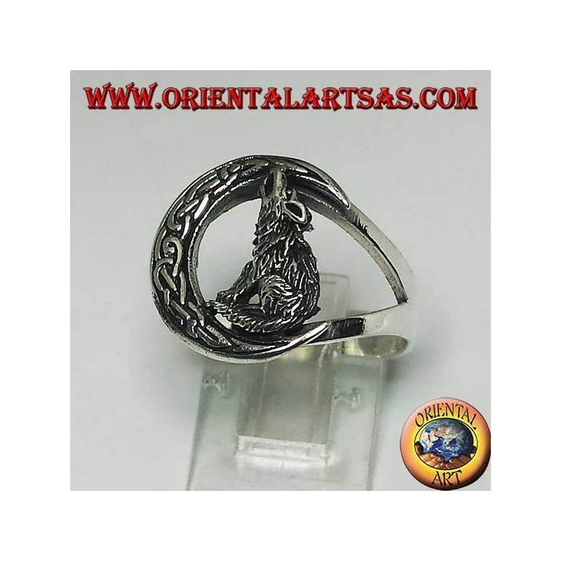 Anillo de lobo plateado aullando a la media luna con un nudo celta