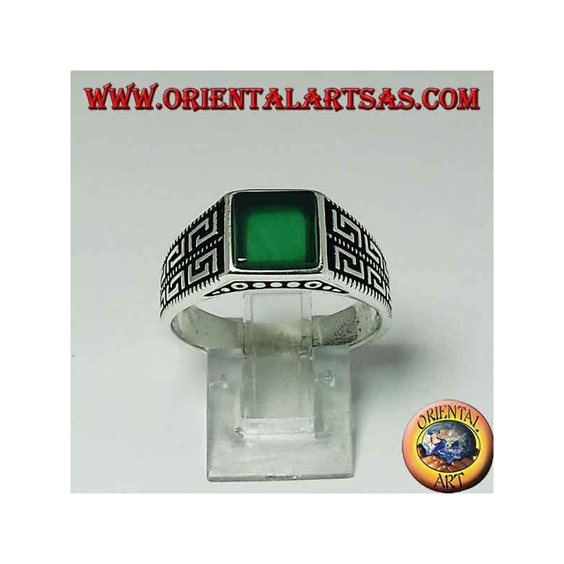 Anillo de plata con ágata cuadrada verde plana y dos filas de griego en los lados.
