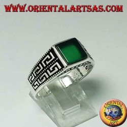 Anillo de plata con ágata cuadrada verde plana y dos filas de griego en los lados.
