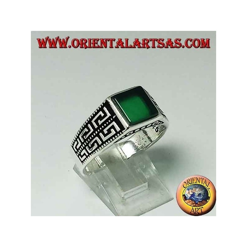 Anillo de plata con ágata cuadrada verde plana y dos filas de griego en los lados.