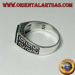 Anillo de plata con ágata cuadrada verde plana y dos filas de griego en los lados.