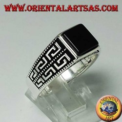 Anillo de plata con ónice cuadrado plano y dos hileras de griego a los lados.