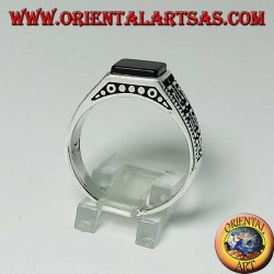 Silberring mit flachem quadratischem Onyx und zwei Reihen Griechisch an den Seiten