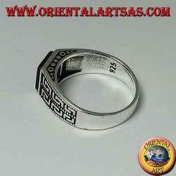 Bague en argent avec onyx carré plat et deux rangées de grec sur les côtés