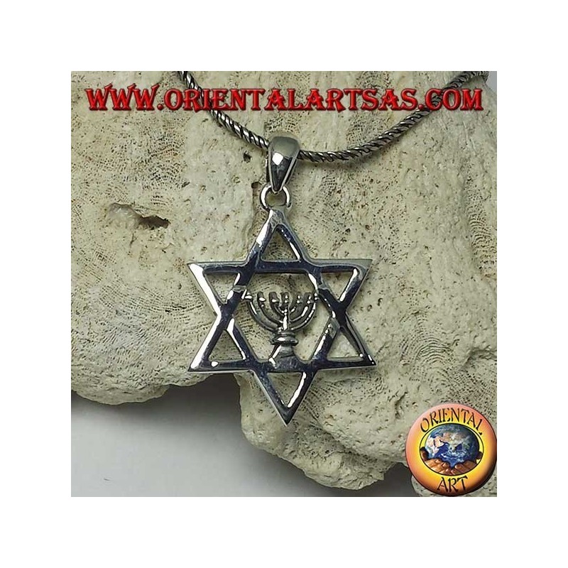 Silberner Davidstern-Anhänger mit heiliger jüdischer Menorah-Lampe im Inneren