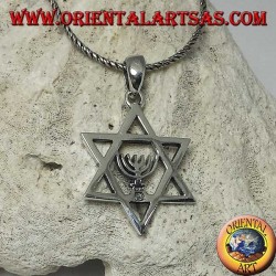 Colgante de plata de la estrella de David con lámpara sagrada judía menorá en el interior