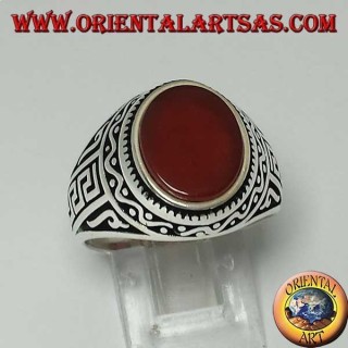 Anello in argento con corniola ovale piatta con greca sui lati dell'anello