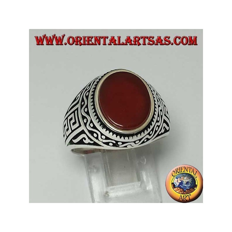 Silberring mit flachem, ovalem Karneol mit griechischem Schriftzug an den Seiten des Rings