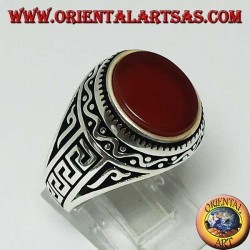 Bague en argent avec cornaline ovale plate avec grecque sur les côtés de la bague