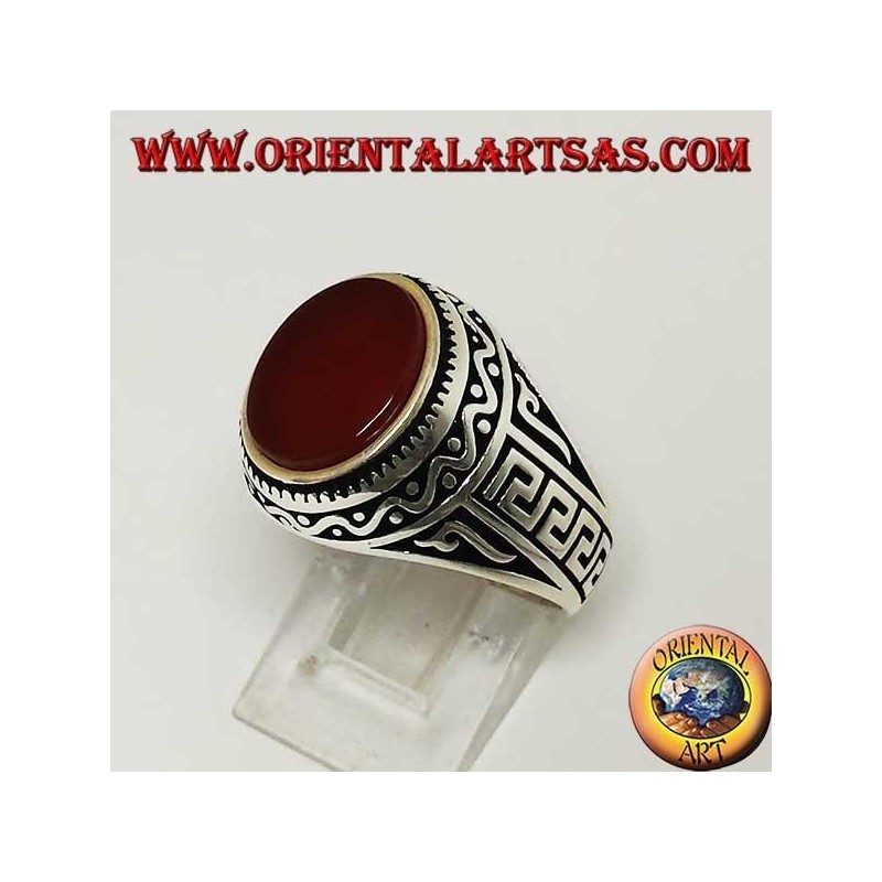 Silberring mit flachem, ovalem Karneol mit griechischem Schriftzug an den Seiten des Rings