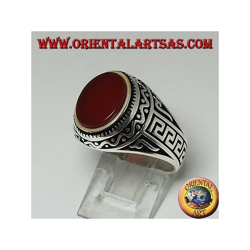 Anillo de plata con cornalina plana ovalada con griego en los lados del anillo.