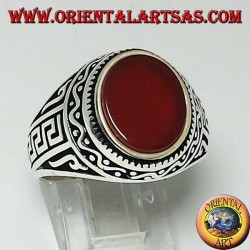 Bague en argent avec cornaline ovale plate avec grecque sur les côtés de la bague