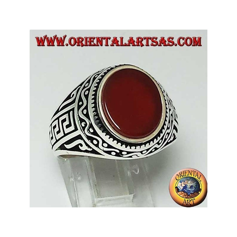 Silberring mit flachem, ovalem Karneol mit griechischem Schriftzug an den Seiten des Rings