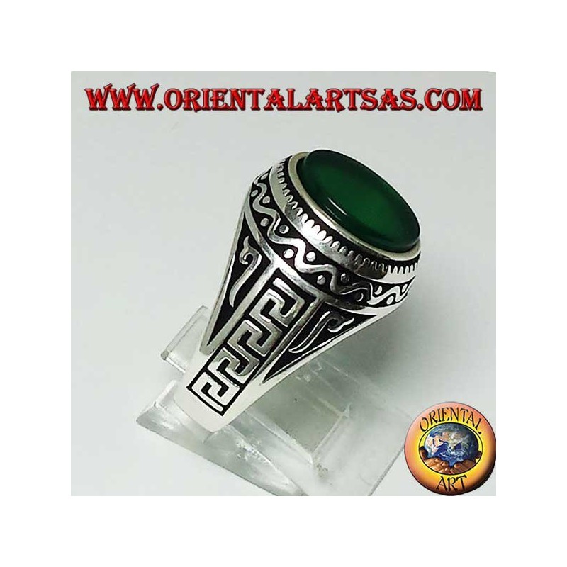 Anillo de plata con ágata verde ovalada plana con griego en los lados del anillo.