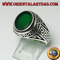 Anillo de plata con ágata verde ovalada plana con griego en los lados del anillo.