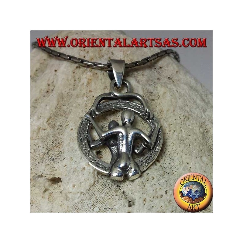 Ciondolo in argento, sesso anale nel cerchio con spettatore