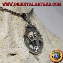 Colgante de plata, sexo anal en círculo con espectador