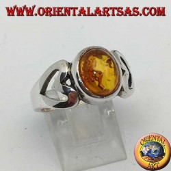 Anillo de plata con ámbar ovalado y corazón calado a los lados.