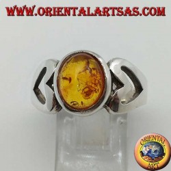 Anillo de plata con ámbar ovalado y corazón calado a los lados.