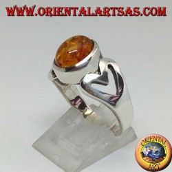 Anillo de plata con ámbar ovalado y corazón calado a los lados.