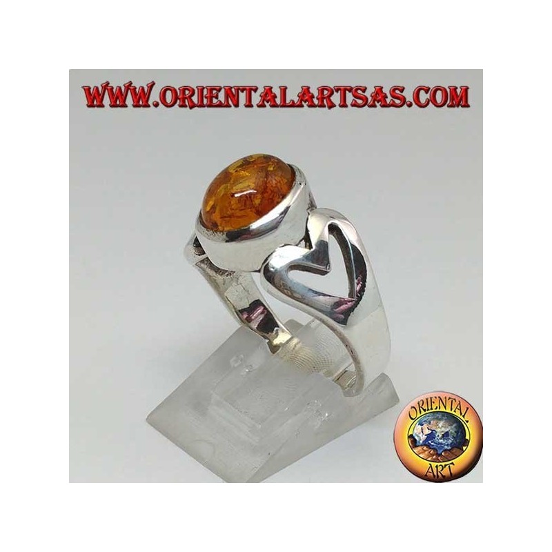 Anillo de plata con ámbar ovalado y corazón calado a los lados.