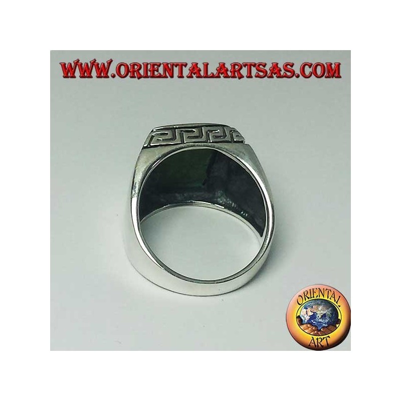 Anillo de plata con turquesa rectangular natural rodeado de un grabado griego