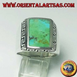 Bague en argent avec turquoise rectangulaire naturelle entourée d'une gravure grecque