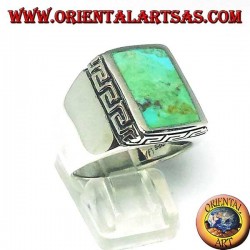 Anillo de plata con turquesa rectangular natural rodeado de un grabado griego