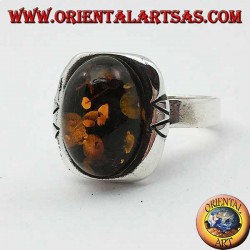 Anillo de plata con ámbar verde ovalado y gran borde grabado