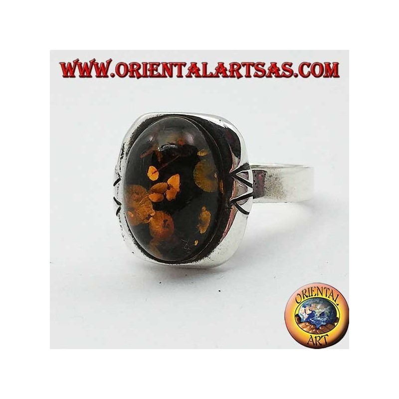 Bague en argent avec ambre vert ovale et large bordure gravée