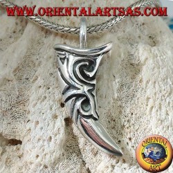 Eingelegter Silberanhänger in Form eines Elefantenstoßzahns