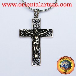 Ciondolo crocifisso in argento su croce rintagliata