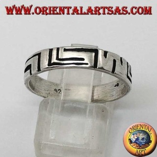 Anillo en plata con grabados asimétricos a rayas.