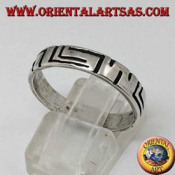 Anillo en plata con grabados asimétricos a rayas.