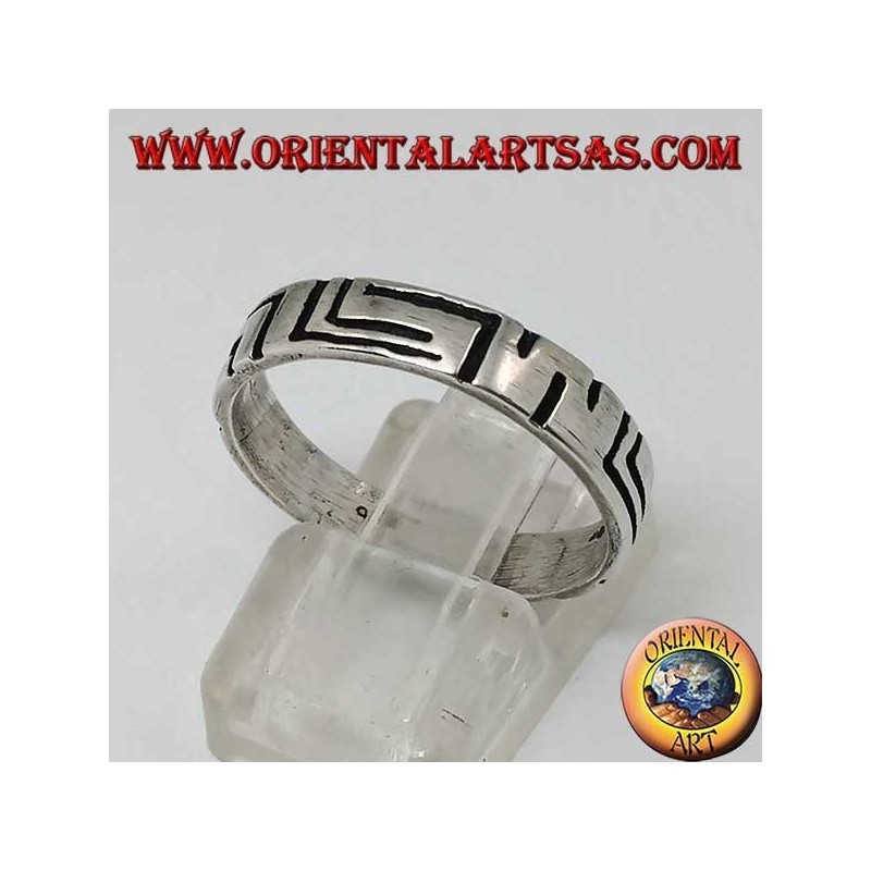 Anello fedina in argento con incisioni a righe asimmetriche