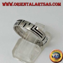 Anillo en plata con grabados asimétricos a rayas.
