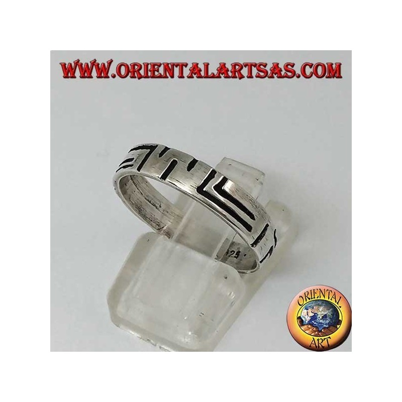 Ring in Silber mit asymmetrisch gestreiften Gravuren