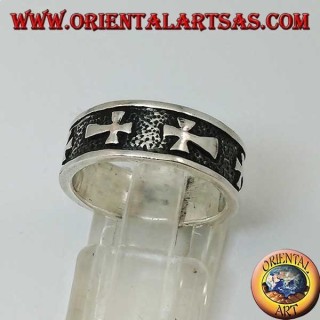 Anello a fedina in argento con croci a bassorilievo