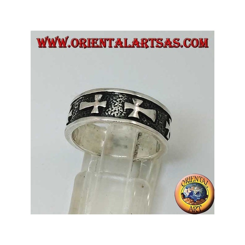 Bague en argent avec croix en bas-relief