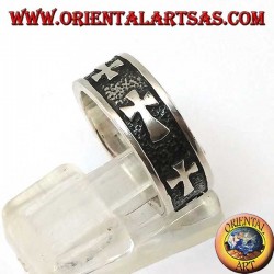 Anillo de plata con cruces en bajorrelieve
