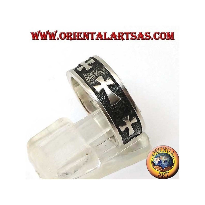 Anello a fedina in argento con croci a bassorilievo