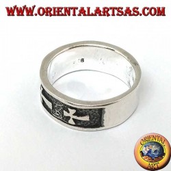 Bague en argent avec croix en bas-relief
