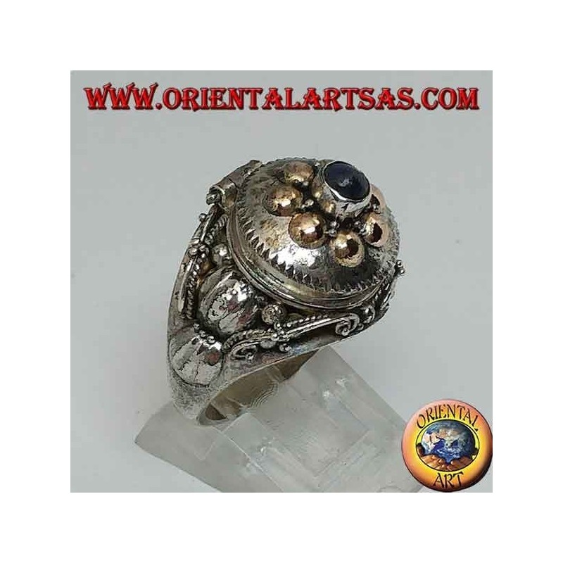 Bague en argent avec boîte à poison en or et boules de lapis-lazuli