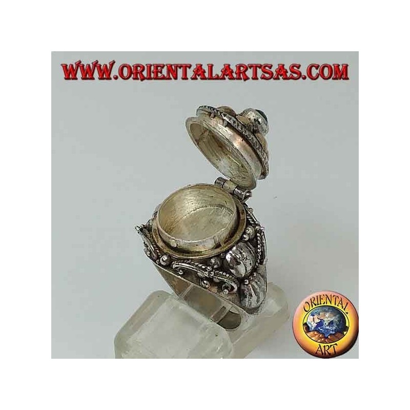Anillo de plata con caja de veneno con bolas de oro y lapislázuli