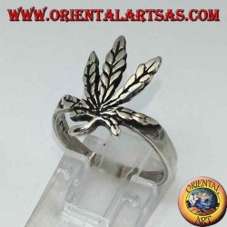 Anillo de plata con hoja de marihuana tallada